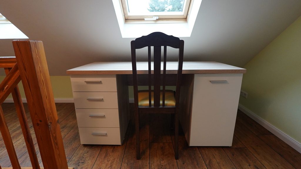 Arbeitsbereich mit Schreibtisch und Tageslicht – Ferienwohnung Lausitz