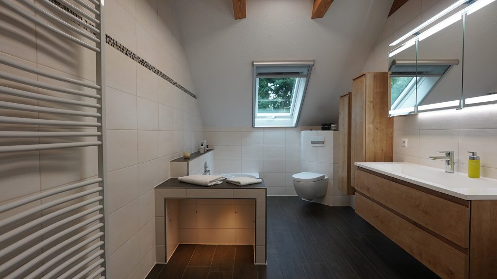 Modernes Bad mit Badewanne und Dusche in hochwertiger Ferienwohnung Lausitz