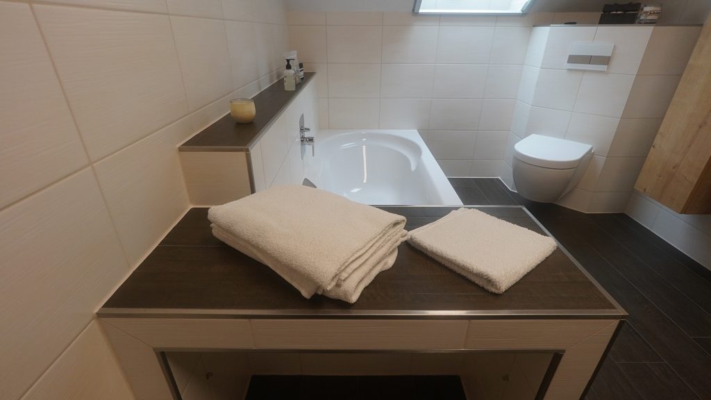 Stilvolles Bad mit Wanne in ruhiger Ferienwohnung im Lausitzer Seenland