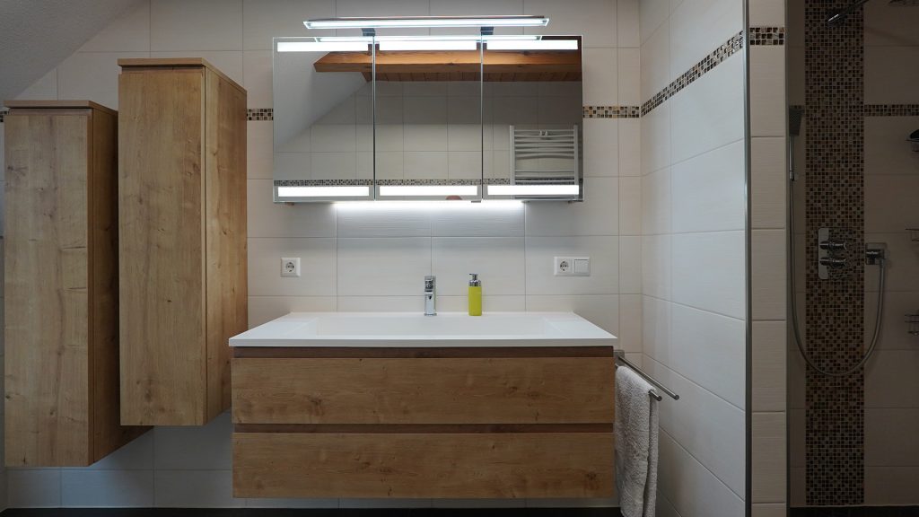 Modernes Bad mit Badewanne und Dusche in hochwertiger Ferienwohnung Lausitz