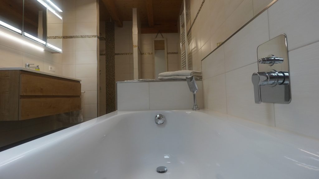 Wellness pur: Badezimmer mit Wanne und Walk-in-Dusche – Ferienwohnung Lausitz