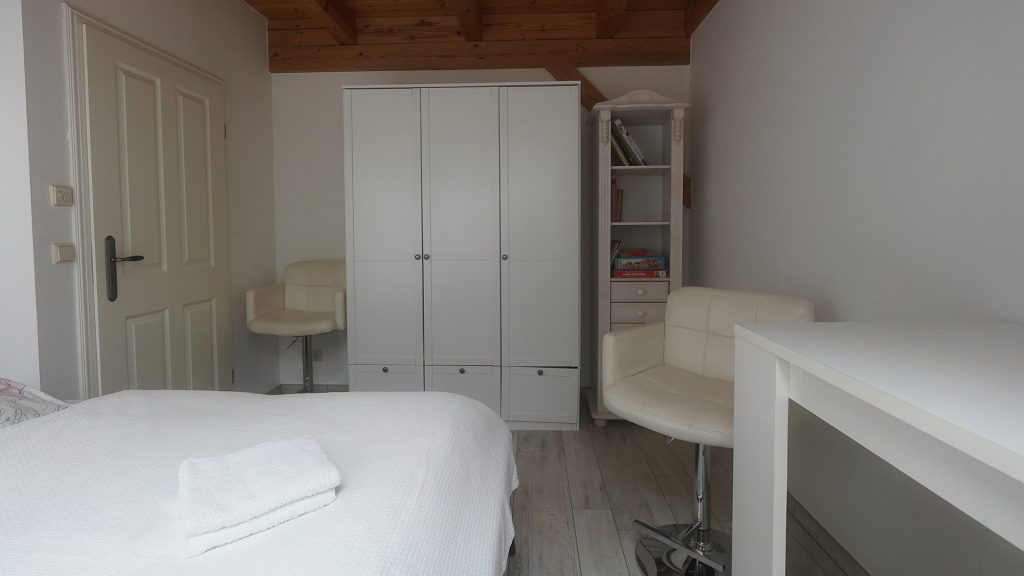 Komfortables Schlafzimmer mit Naturblick – Ferienwohnung Lausitz (Erika)