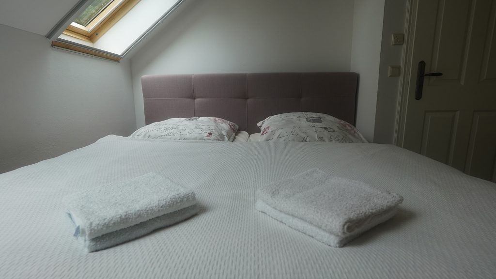 Schlafzimmer mit Doppelbett in ruhiger Lage – Ferienwohnung im Lausitzer Seenland