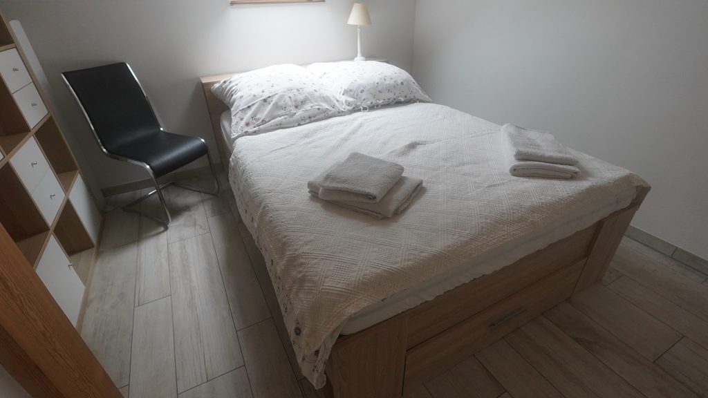 Komfortables Schlafzimmer mit Naturblick – Ferienwohnung Lausitz