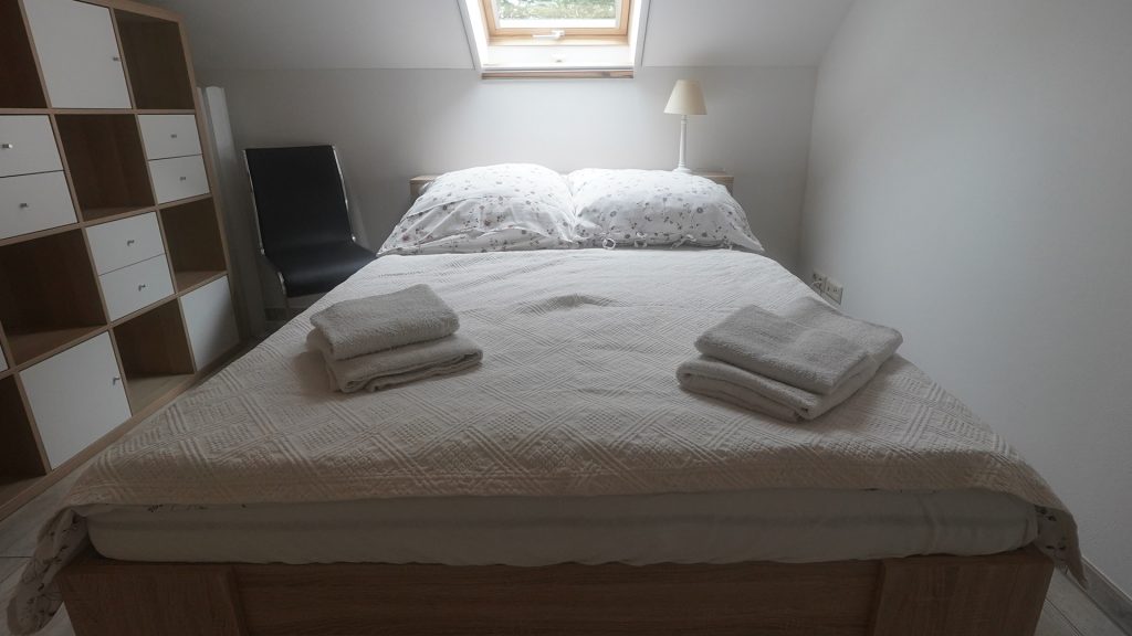 kleines feines Schlafzimmer mit Doppelbett in ruhiger Lage – Ferienwohnung im Lausitzer Seenland