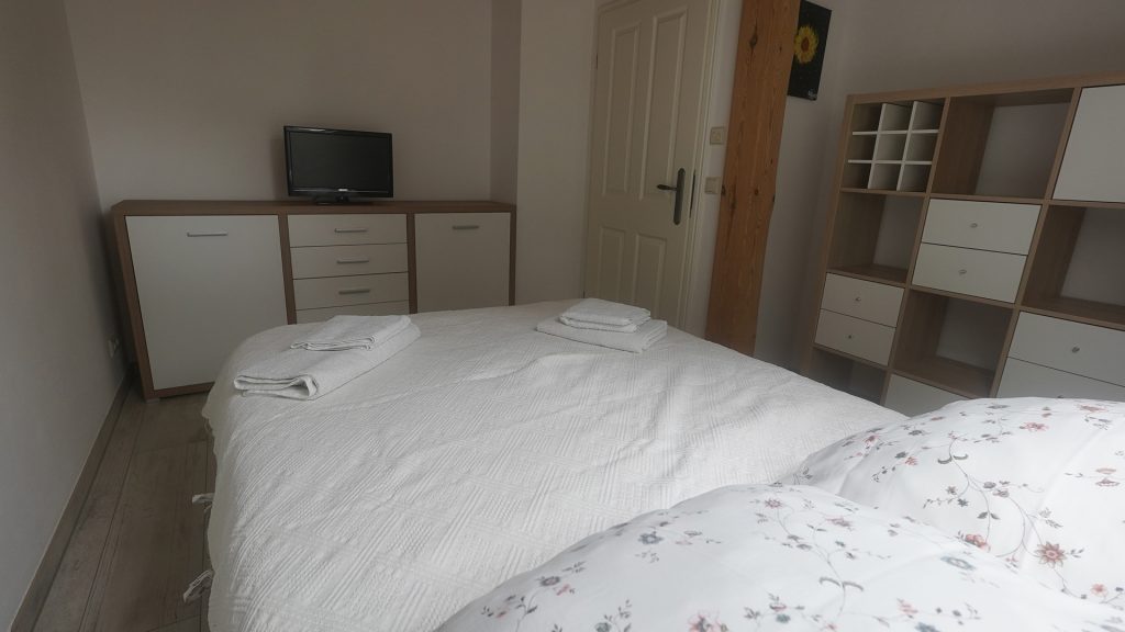 Ferienwohnung Lausitz: Schlafzimmer mit viel Stauraum und Wohlfühlatmosphäre