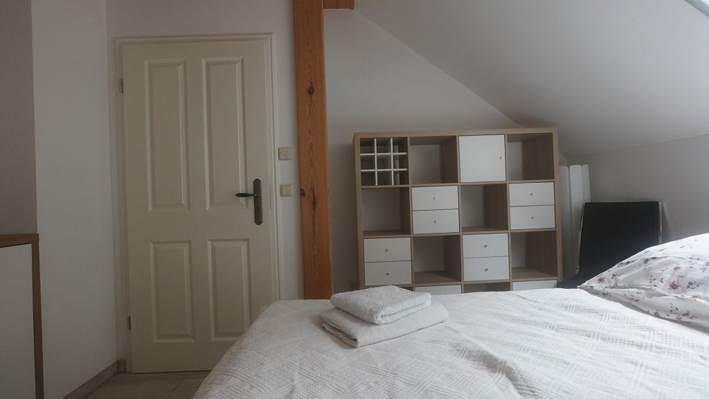 Schlafzimmer mit Doppelbett in ruhiger Lage – Ferienwohnung im Lausitzer Seenland