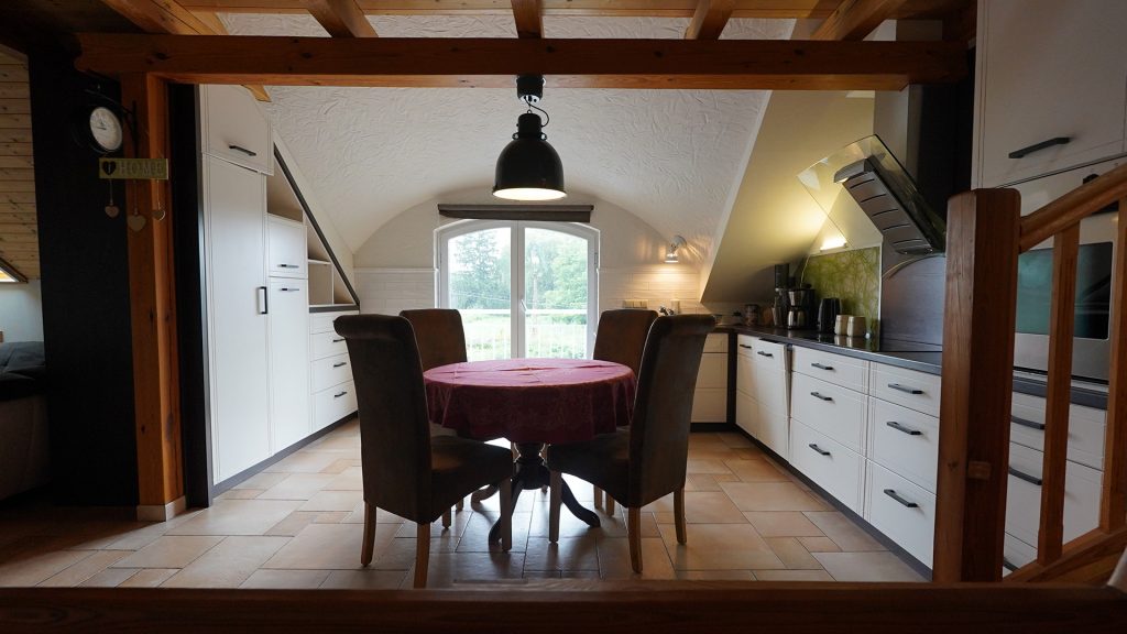 Ferienwohnung Erika - Großer Wohnbereich mit Riesensofa in moderner Ferienwohnung in der Lausitz