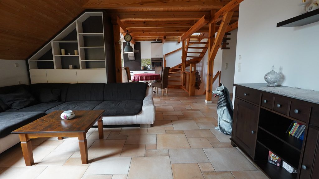 Helles Wohnzimmer mit bequemer Couch – Ferienwohnung in ruhiger Lage in der Lausitz